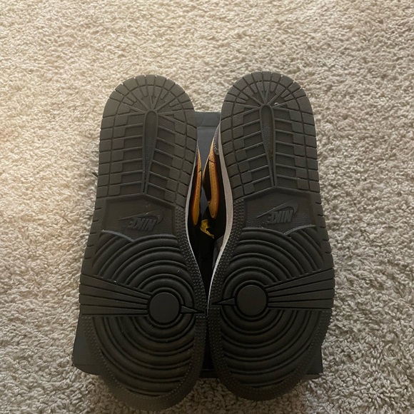 Air Jordan 1s Low SE (GS) - Picture 5 of 6